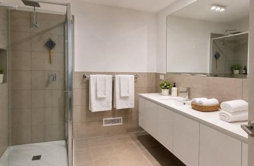 Sunbury House | Modern Escape Near Parks & Cafés