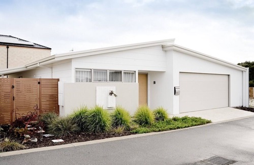 Collingwood Park House | Modern, family friendly home walking distance from Middleton Beach
