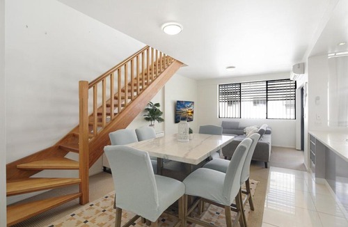 Margate Apartment | Modern Family Seaside Escape just a Stroll to Sutton Beach
