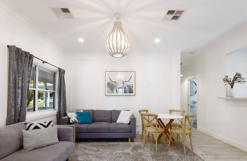Central Mudgee House | Modern Hamptons Cottage with Outdoor Deck