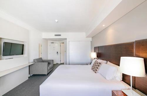 Darwin City Centre Apartment | Modern Harbour Retreat with Sweeping Views Pool