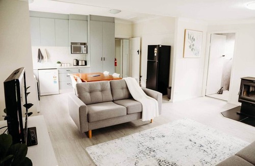 Oberon House | Modern Home - 2 min To CBD - Near Lakes & Forests