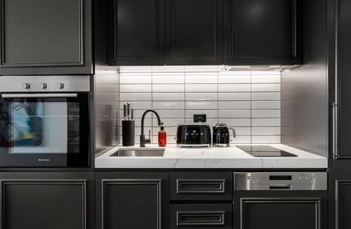 Collingwood North Apartment | Modern Industrial Hideaway