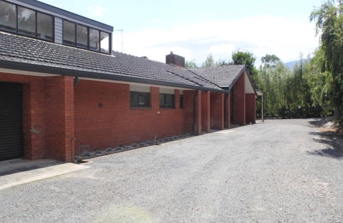 East Warburton House | Modern Lodge House, Mountain Views, on River, Pets