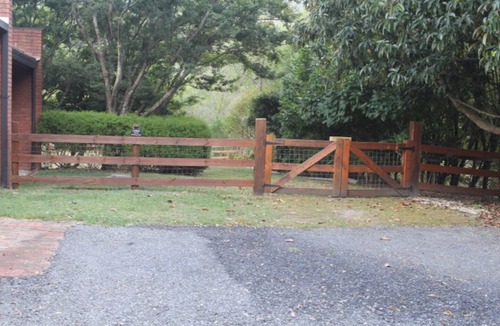 East Warburton House | Modern Lodge House, Mountain Views, on River, Pets