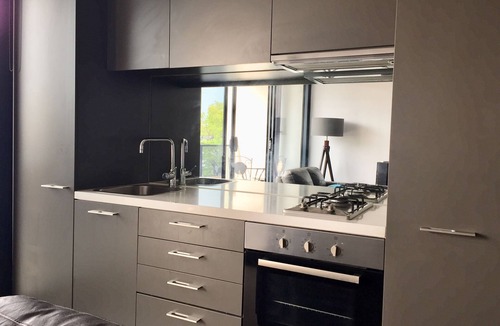 South Yarra Apartment | Modern Luxurious with private parking & free Wi Fi