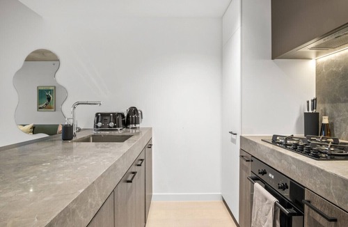Collingwood Apartment | Modern, Luxury Retreat - Gym | Pool | Hot Tub