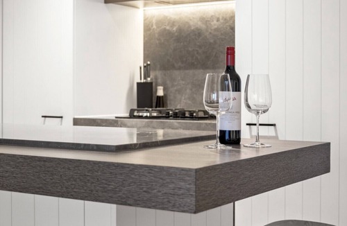 Collingwood Apartment | Modern, Luxury Retreat - Gym | Pool | Hot Tub