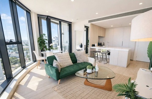 Melbourne Central Business District Apartment | Modern Melbourne Apartment | Skyline Views & Pool