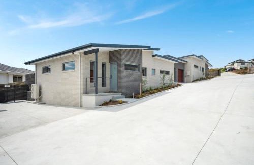 Warrane Villa | Modern New Villa 8-Walk to shops-10min Airport-CBD