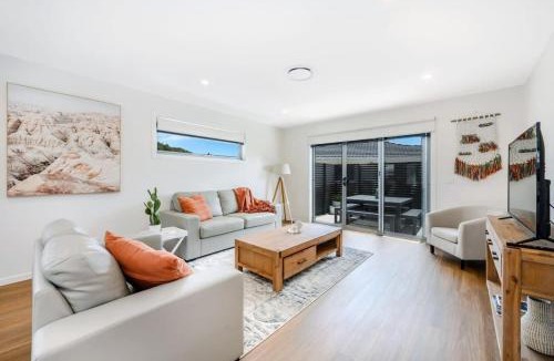 Warrane Villa | Modern New Villa 8-Walk to shops-10min Airport-CBD
