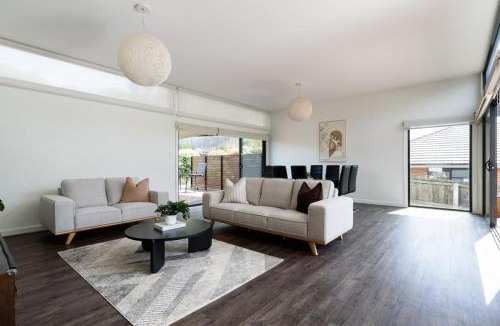 Newnham House | Modern Newnham Retreat