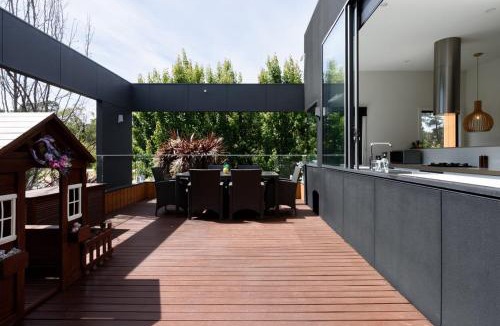 Newnham House | Modern Newnham Retreat