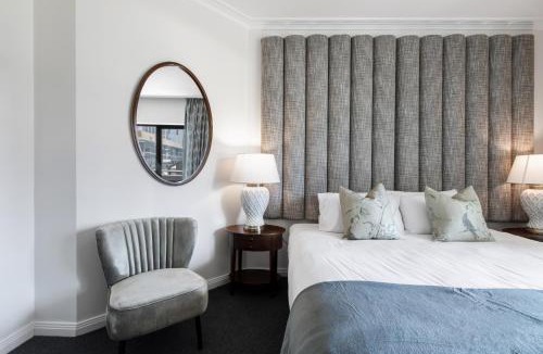 Chinatown Apartment | Modern Nomads King Size 1BR with Pool in the Heart of Melbourne