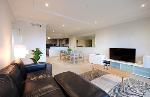 Chinatown Apartment | Modern Nomads Spacious City Centre 2BR 2Bath with Free Parking