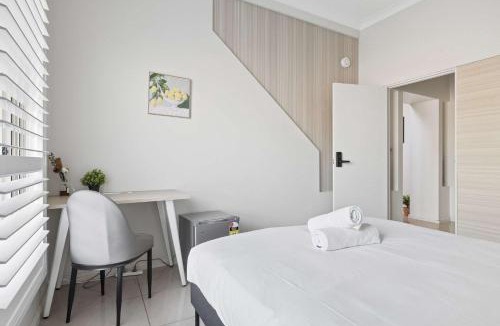 Seven Hills House | Modern Queen Room - Near Station & Easy M2 and M7 - Shared Bathroom and Kitchen