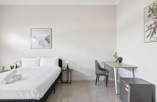Seven Hills House | Modern Queen Room - Near Station & Easy M2 and M7 - Shared Bathroom and Kitchen