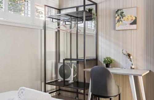 Seven Hills House | Modern Queen Room - Near Station & Easy M2 and M7 - Shared Bathroom and Kitchen