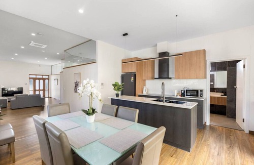 Bellerive House | Modern Refine home for 3BR