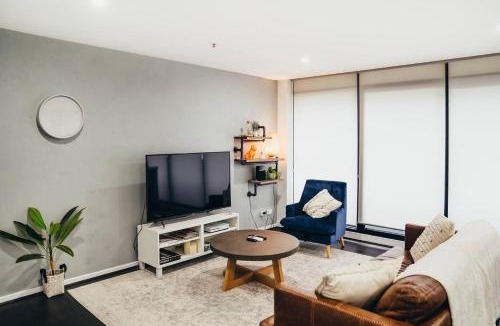 Melbourne Central Business District Apartment | Modern Resort-style Stay near Queen Vic Market