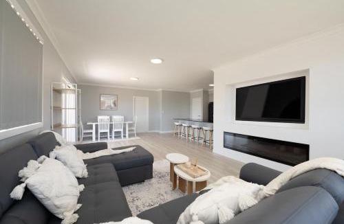 Nunile House | Modern Retreat with Stunning Panoramic Views
