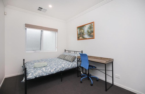 Oaklands Park House | Modern Share house, private bedroom with double size bed, 7min to beach