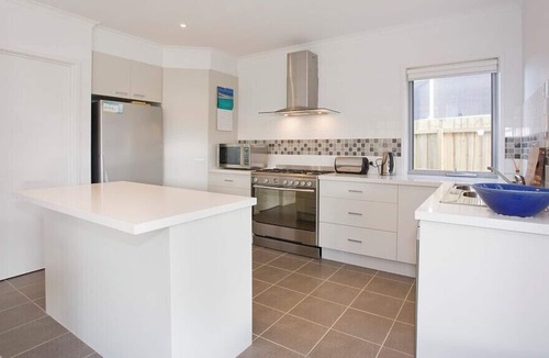 Torquay House | Modern, Spacious and Vibrant on Wentworth
