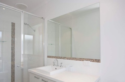 Torquay House | Modern, Spacious and Vibrant on Wentworth