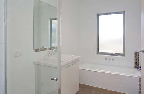 Torquay House | Modern, Spacious and Vibrant on Wentworth
