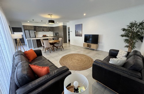 Jindalee House | Modern Stylish Beach 4 bed 2b House close to the Beach!