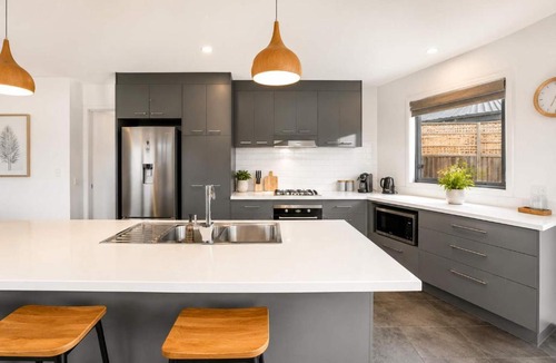 Warrane House | Modern Villa close to shops-10mins to City