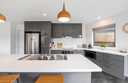 Warrane House | Modern Villa close to shops-10mins to City