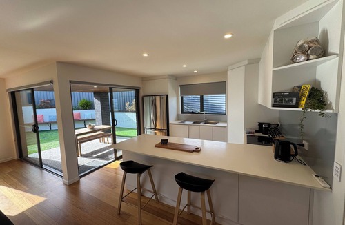 Blackmans Bay Villa | Modern Villa. Walking distance to Beach, Bars & Restaurants