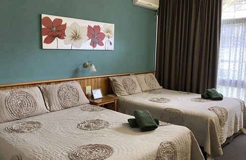 Moe Hotel | Moe Motor Inn