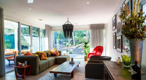 Castlemaine House | Montez House - Central Retro-Modern Pool Retreat