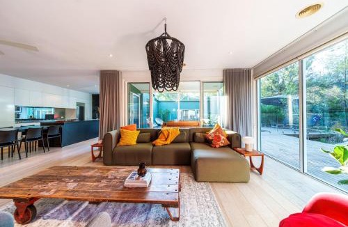 Castlemaine House | Montez House - Central Retro-Modern Pool Retreat
