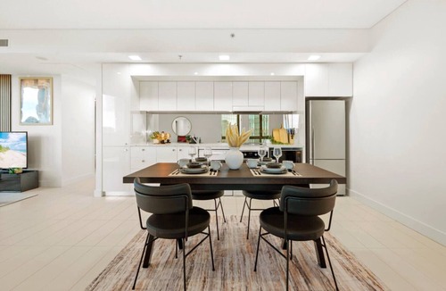 Surry Hills Apartment | Moody Luxe Designer 2BR Dark Oak Surry Hills