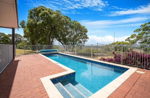 Deepdene House | Moondyne Private Estate with a Pool, Tennis Court and Ocean Views, Pet Friendly