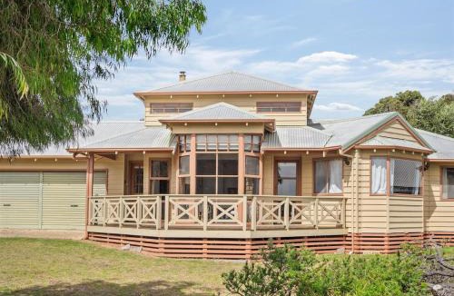 Augusta House | Mooring B on the shoreline