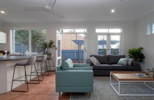 Cumberland Park House | Morris Cottage - Spacious Abode in Easy Location