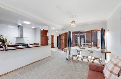 Warrnambool House | Morrissey Cottage - Stones throw to the main town Centre