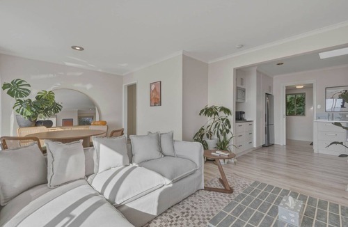Mount Nelson House | Mount Nelson Lookout - 2 Bed House & Swimming Pool