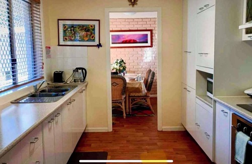 South Bathurst House | Mount Panorama View Rainbow Retreat - 5 minutes to race track