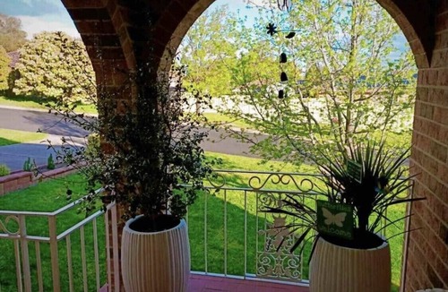 South Bathurst House | Mount Panorama View Rainbow Retreat - 5 minutes to race track