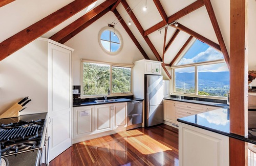 Yarra Junction House | Mount View Estate - A Luxury Getaway with Unforgettable Views