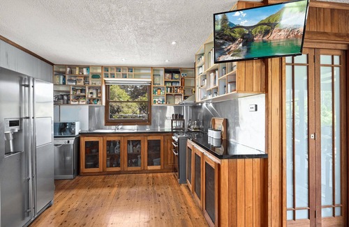 Lowanna House | Mountain House Retreat is family-pet-friendly