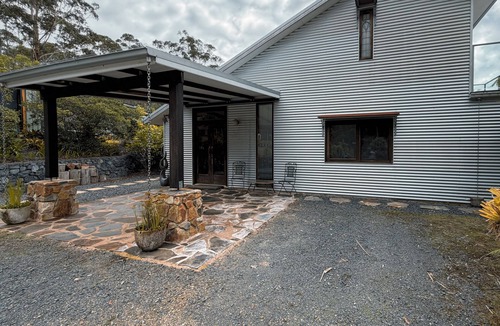 Lowanna House | Mountain House Retreat is family-pet-friendly