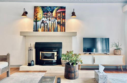 Mount Dandenong Villa | Mountain Villa with Spa and Lush Gardens