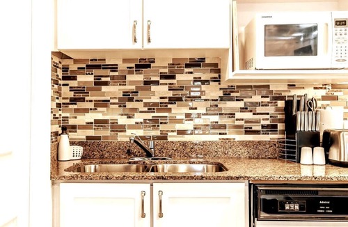 Craigleith Condo | Mountainside Studio Bliss: Steps to Slopes, Renovated, Pool, 2 Hot Tubs, Tennis