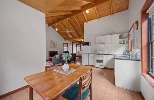 Halls Gap Villa | Mountainside Villa One – Banksia